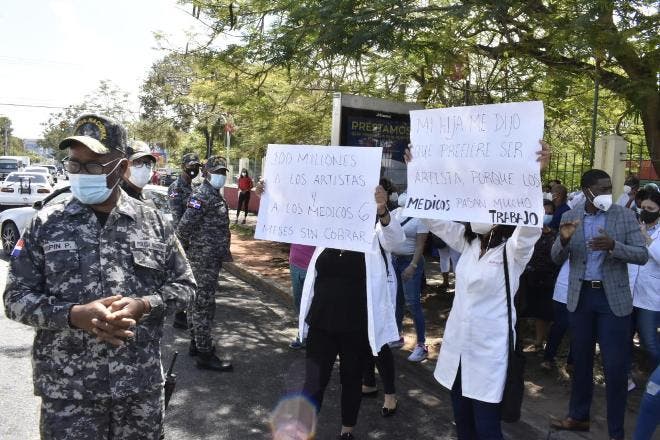 Médicos contratados en pandemia exigen pago de salario