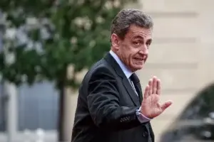 Tribunal ordena un año de cárcel a Sarkozy por corrupción