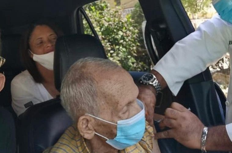 Padre de Los Hermanos Rosario recibe vacuna Covid-19  a sus 99 años