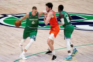 Porzingis dirige triunfos de Mavericks, que jugaron sin Doncic