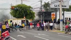 Incendio en la farmacia Los Hidalgos de la Abraham Lincoln