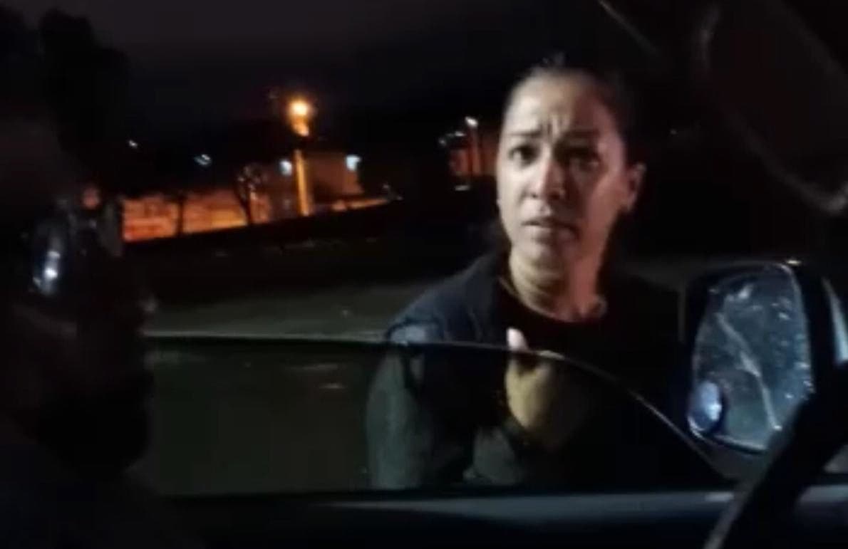 Vídeo: Momento en el que atracan mujer cuando discute por choque de su vehículo