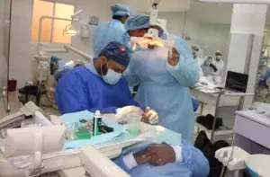 Monseñor Benito Ángeles visita la Escuela de Graduados de Odontología de la UCSD