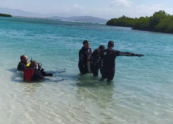 Defensa Civil busca adolescente desaparecido en playa “La Caobita” en Azua