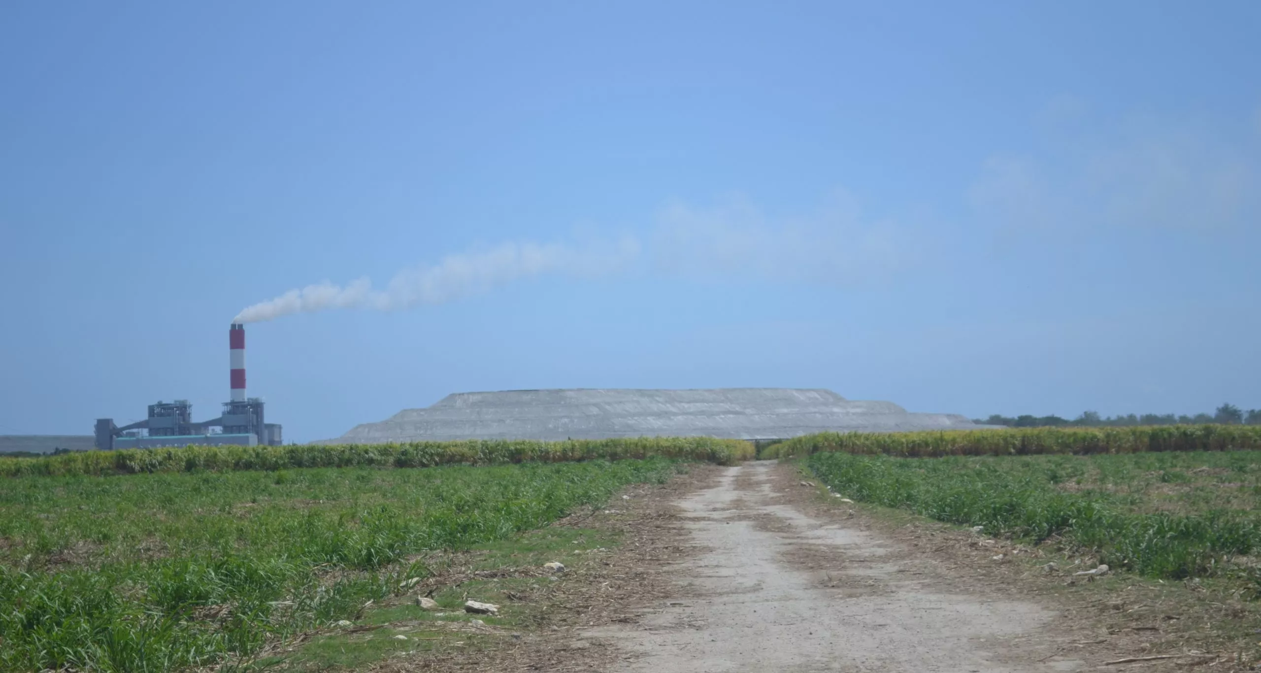 Organizaciones reportan gases tóxicos y micropartículas de Punta Catalina sobre comunidades de Baní