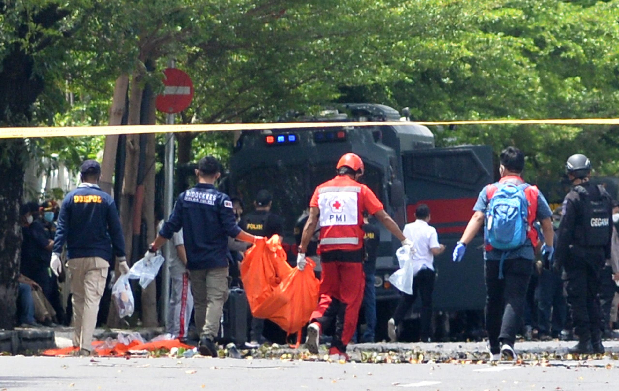 Dos atacantes muertos y 20 heridos en atentado contra iglesia en Indonesia