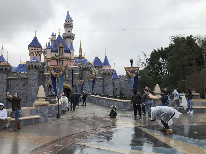 California aprueba reabrir parques de pelota y Disneylandia