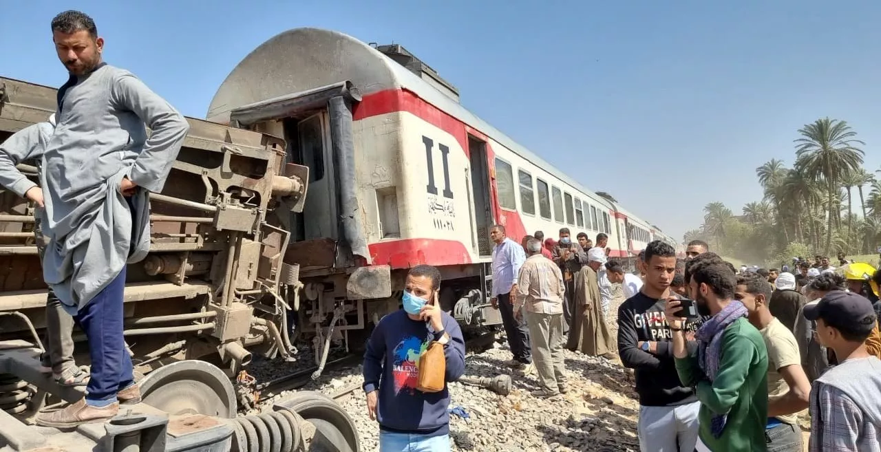 Al menos 32 muertos y 66 heridos en el choque de dos trenes en sur de Egipto