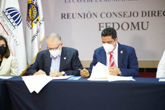 Fedomu firma carta compromiso con el MEPyD para 25 gobiernos locales