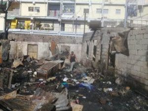 Incendio destruye 30 viviendas en Villa Duarte