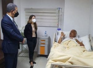 Leonel Fernández visita a Jaime David Fernández Mirabal en centro de salud