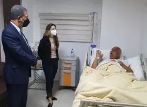 Leonel Fernández visita a Jaime David Fernández Mirabal en centro de salud