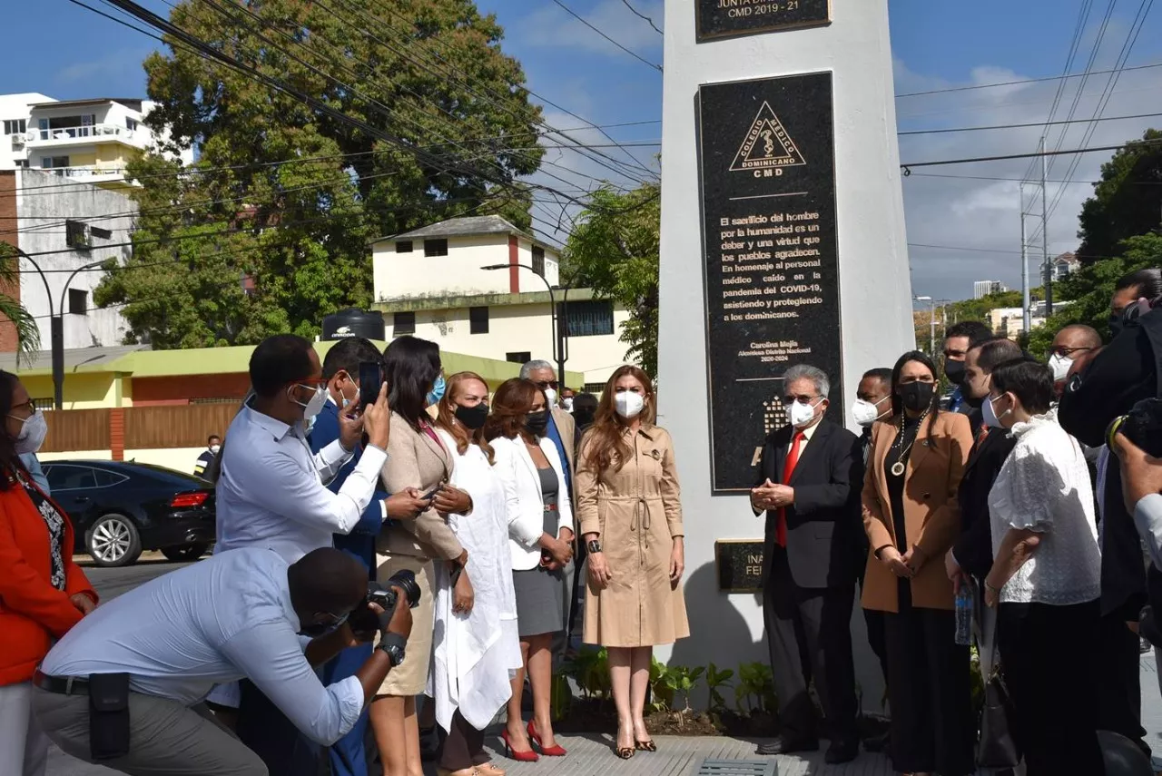 CMD y Alcaldía DN inauguran monumento en honor a médicos caídos por Covid-19