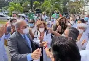 Así fue recibido Plutarco Arias a su llegada a la clínica Unión Médica de Santiago