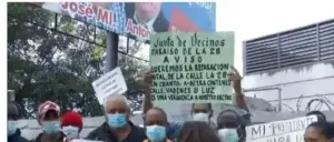 Moradores de La 28 y Los Arqueanos protestan en demanda calles sean asfaltadas