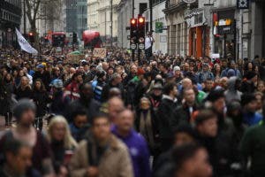 Miles de personas se manifiestan en Londres contra el confinamiento