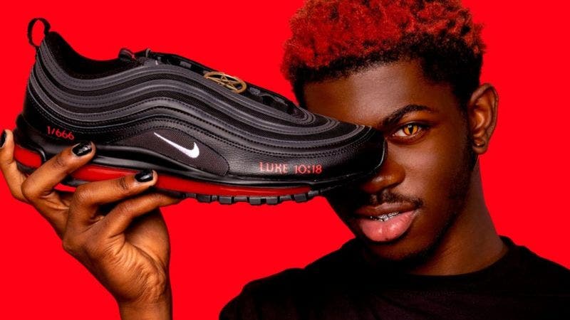 Las «zapatillas de Satán» con sangre humana que llevaron a Nike a demandar a un grupo de artistas