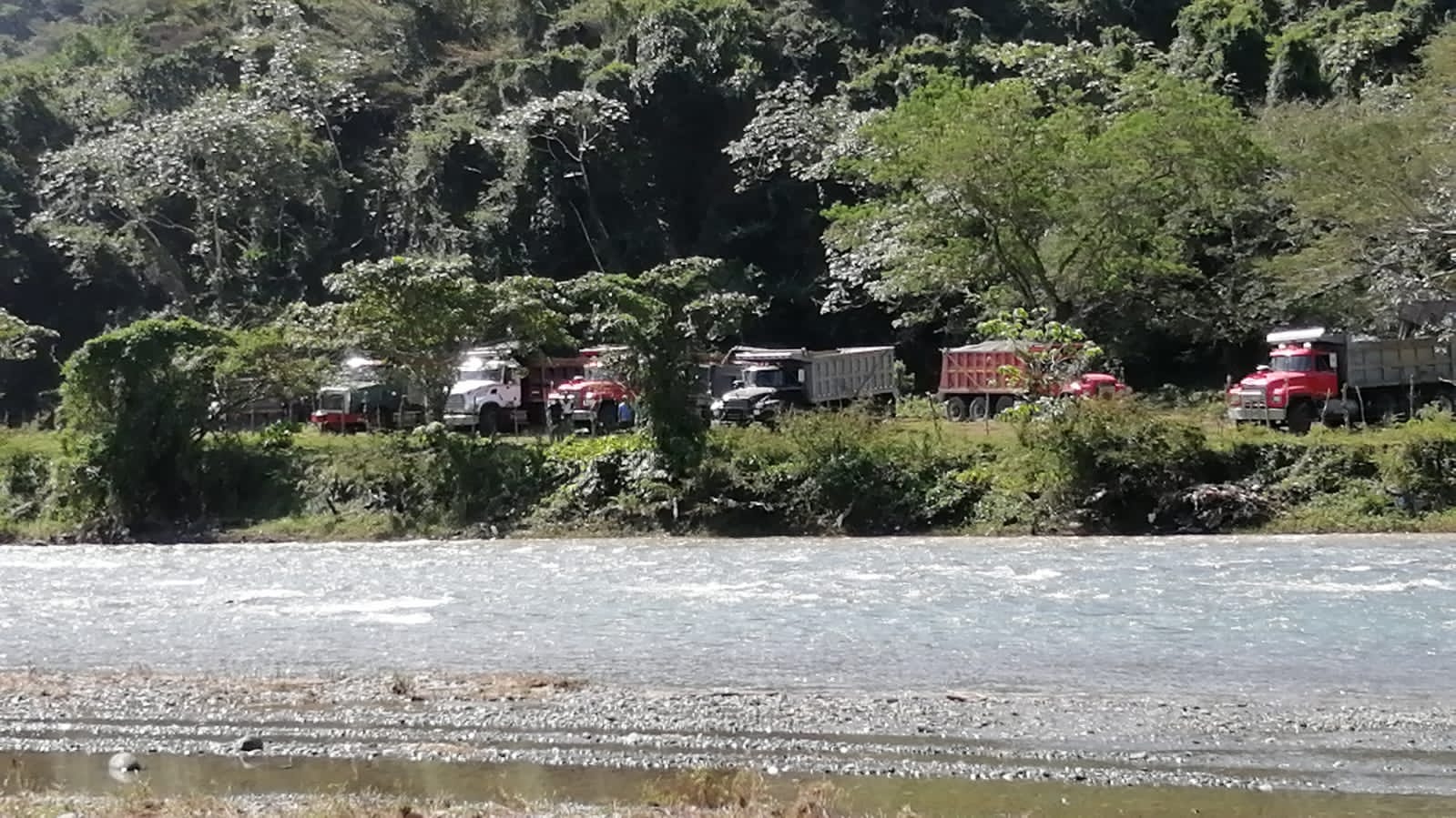 Senpa incauta 28 vehículos y detiene 33 personas por extraer materiales de ríos