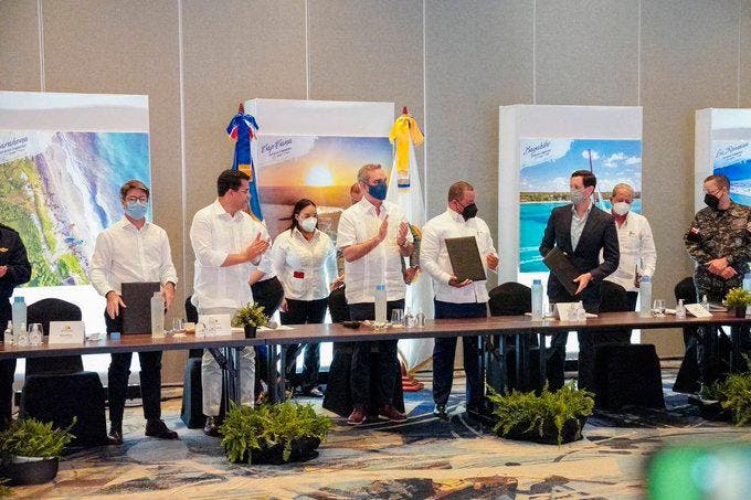 Gobierno y UBER firman acuerdo de entendimiento para operaciones Bávaro, Punta Cana