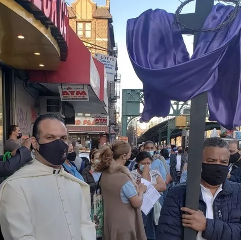 Católicos Alto Manhattan realizan Vía Crucis por Semana Santa