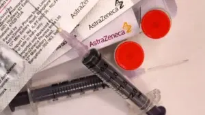 Vacuna de AstraZeneca: la agencia europea confirma que los coágulos son «un efecto secundario aunque raro»