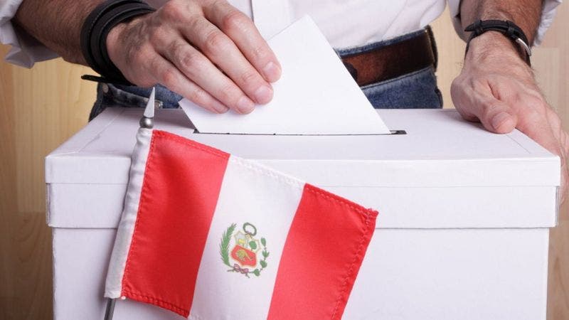 Elecciones en Perú: 4 claves para entender las presidenciales más fragmentadas e inciertas de los últimos años