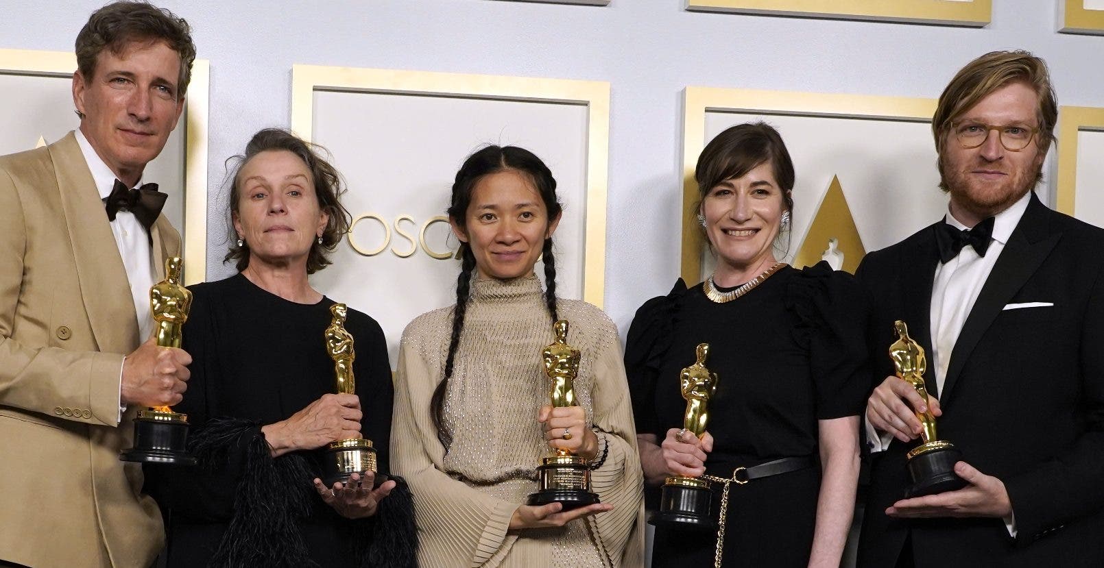 Chloé Zhao y película  “Nomadland” hacen historia  en Oscar 2021
