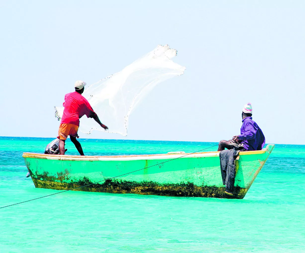 Particularidad de las aguas marinas limitan la pesca en el país