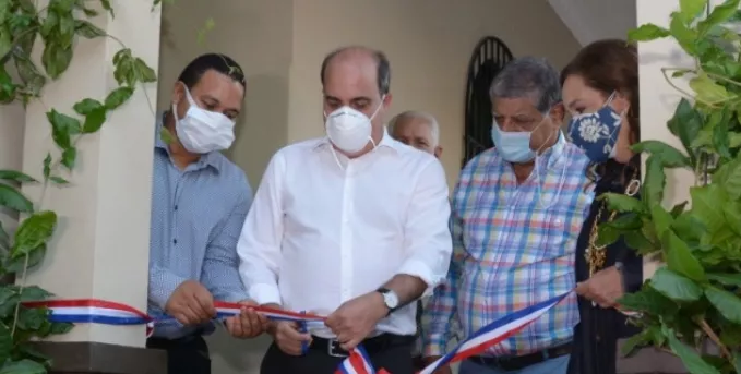 Roque Espaillat realiza el corte de cinta.