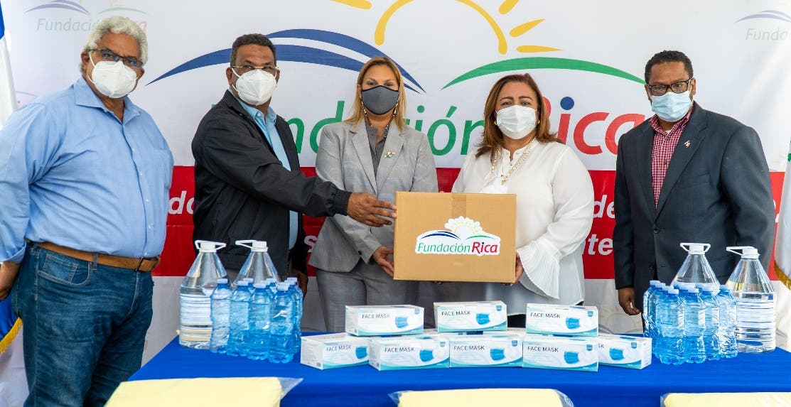 UNPHU recibe donativo de la Fundación Rica