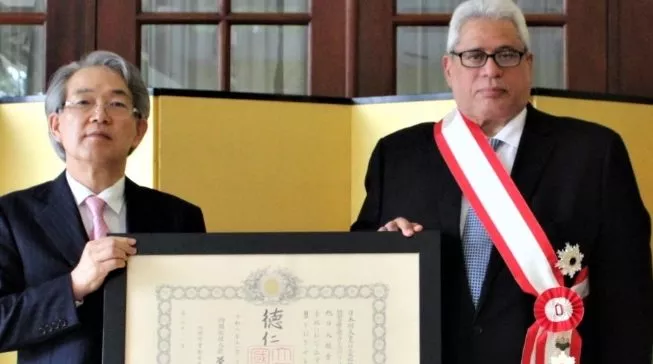 El embajador  de Japón entrega un reconocimiento