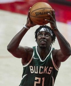 Holiday pacta con  Bucks por cuatro años y  160 millones