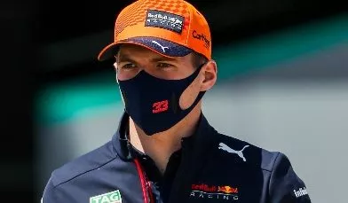 Max Verstappen mantiene Lewis Hamilton en la mira