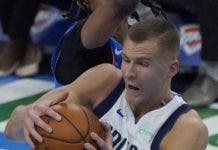 Porzingis en la  “cuerda floja” por esguince en la muñeca