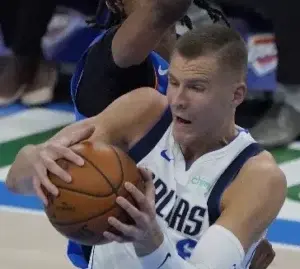 Porzingis en la  “cuerda floja” por esguince en la muñeca