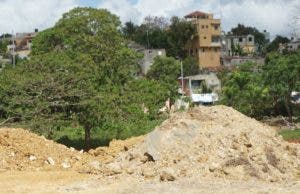 Hombre rellenaba  el cauce del Yaguasa