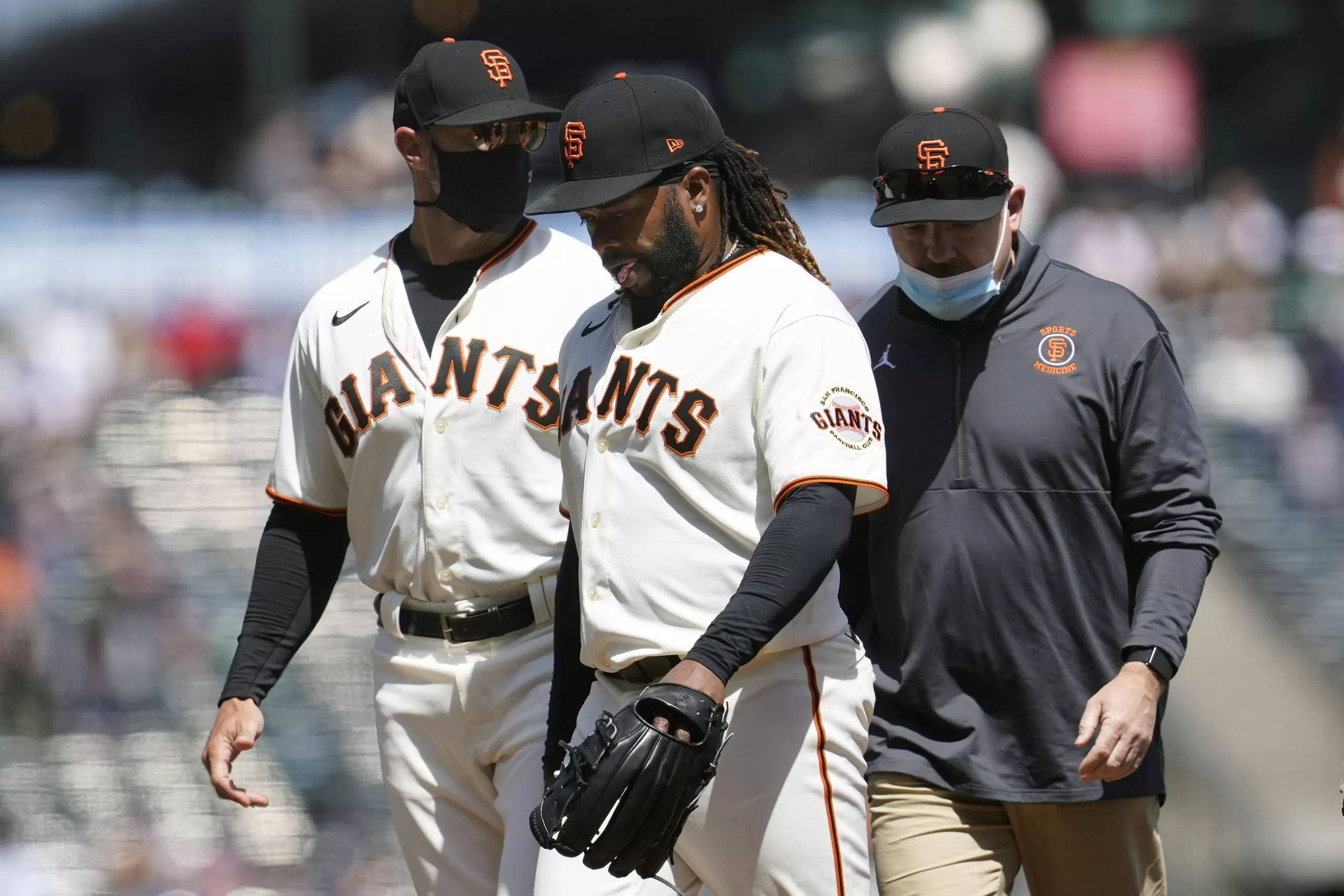 Johnny Cueto luce pero se marcha por dolencia; Gigantes blanquean