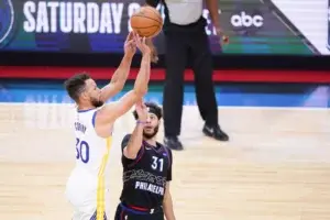 Stephen Curry haciendo historia en la NBA con triples