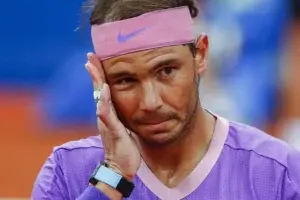 Nadal avanza con apuros, Fognini descalificado en Barcelona