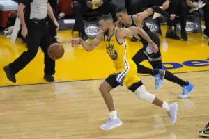 Stephen Curry bate un récord de la NBA con 85 triples en un mes