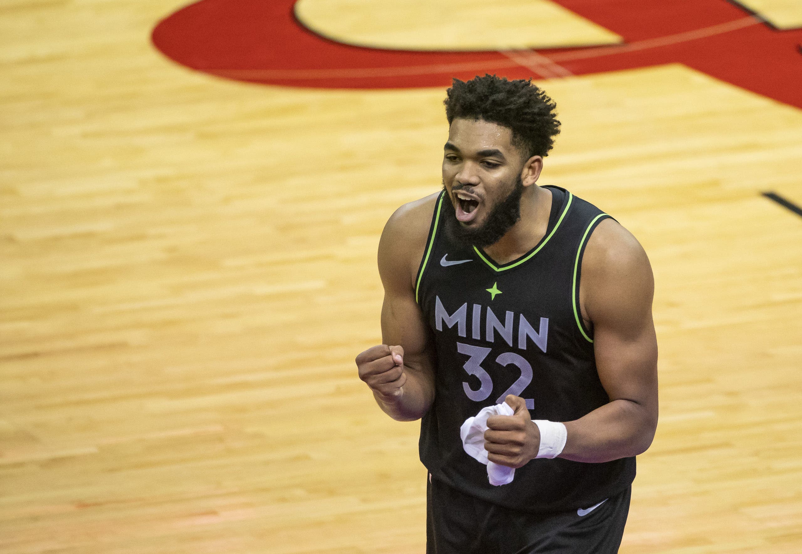 Karl-Anthony Towns anota 31 y Wolves hilvanan 3ra victoria