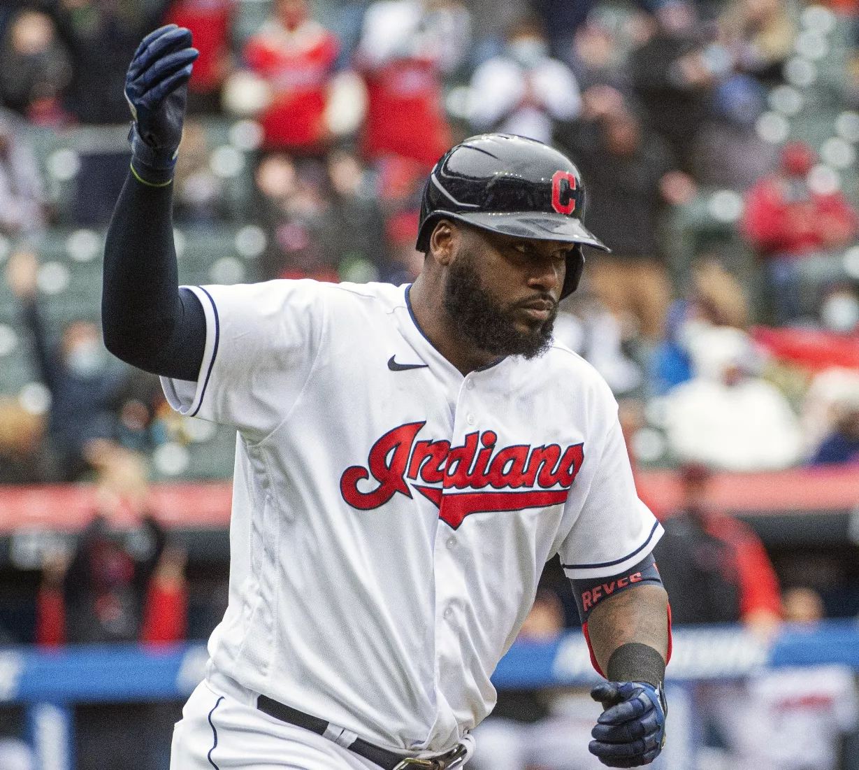 Franmil Reyes conecta jonrón, triple y sencillo