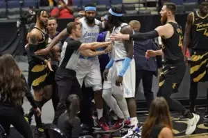 Varios suspendidos por protagonizar pelea en partido de Lakers vs Raptors