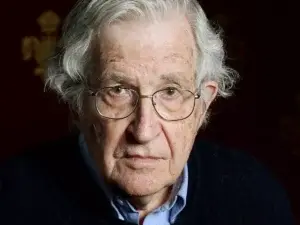 Noam Chomsky: Intereses electorales y económicos motivan campaña contra salud reproductiva de niñas y mujeres