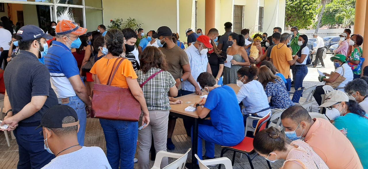 Colegio de Periodistas abarrotado de personas en busca de vacunas