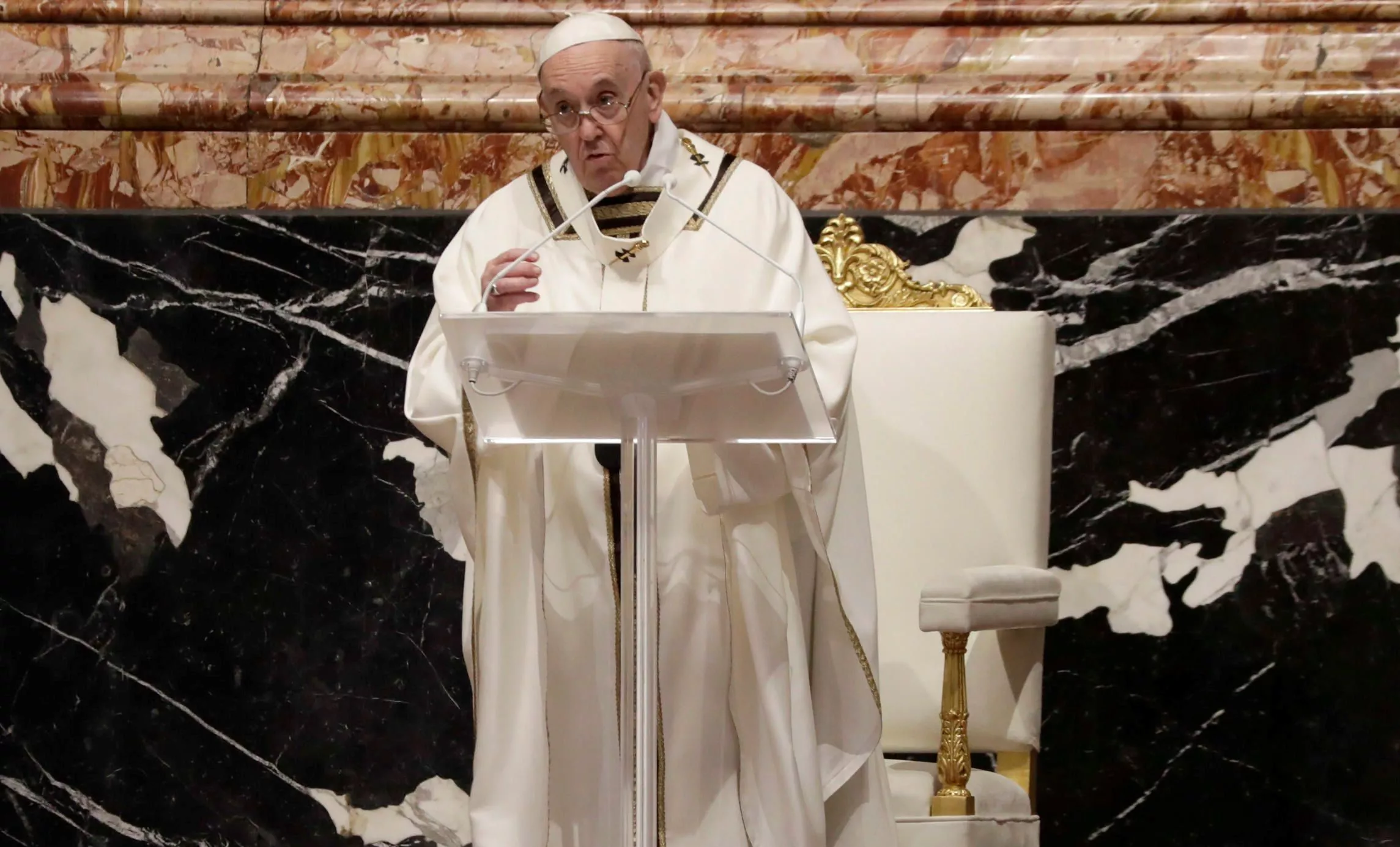 El papa celebra la misa en la capilla del cardenal que destituyó