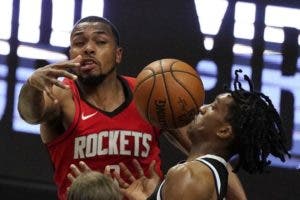 Sterling Brown, de Rockets, sufre laceraciones faciales durante un asalto