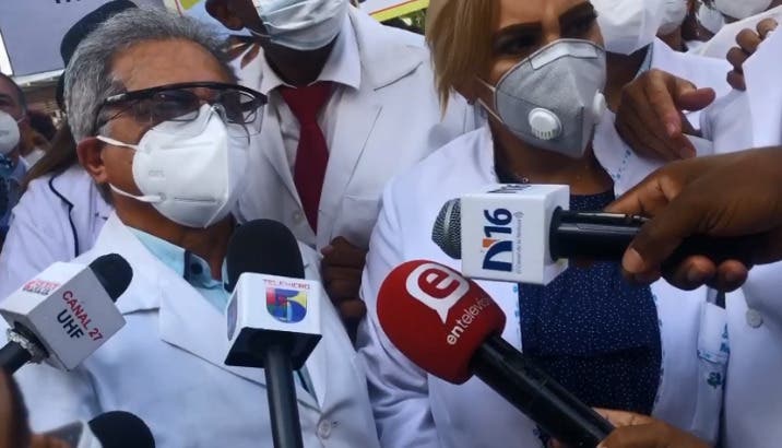 Médicos marchan en demanda aumento de honorarios y otras reivindicaciones