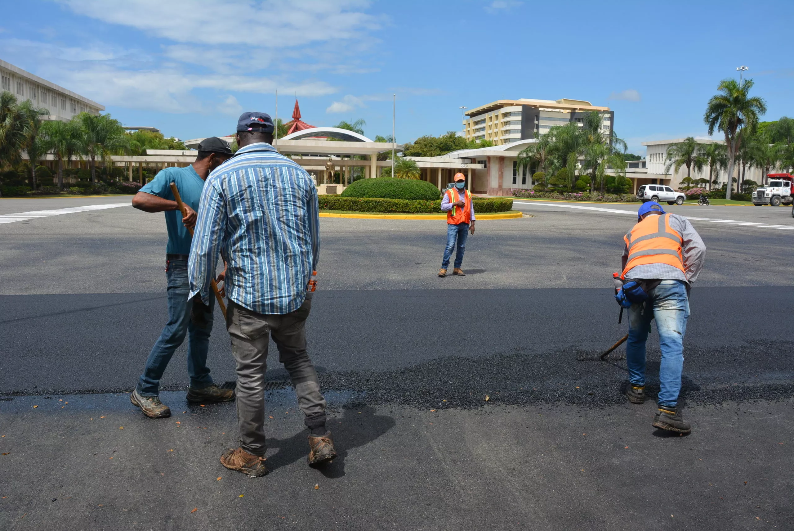 UASD y Obras Públicas remozan estructura vial de sede central