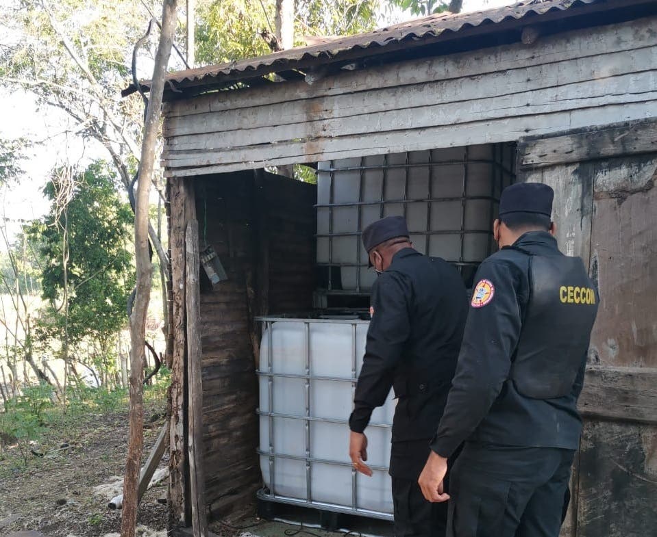 Desmantelan otra fábrica clandestina de alcohol en San Pedro de Macorís